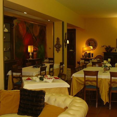 Hotel La Rocca กุบบีโอ ภายนอก รูปภาพ