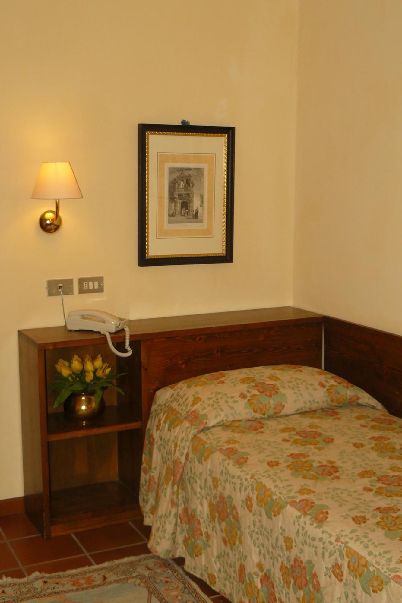Hotel La Rocca กุบบีโอ ภายนอก รูปภาพ