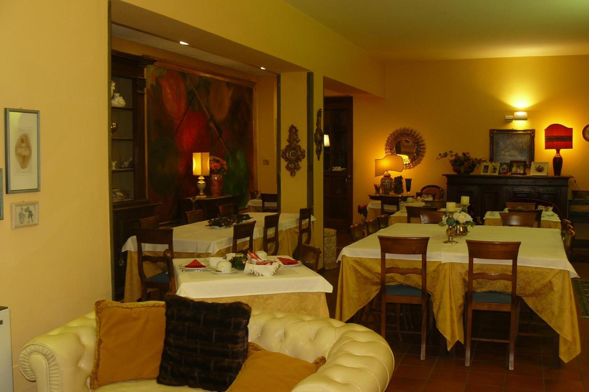 Hotel La Rocca กุบบีโอ ภายนอก รูปภาพ