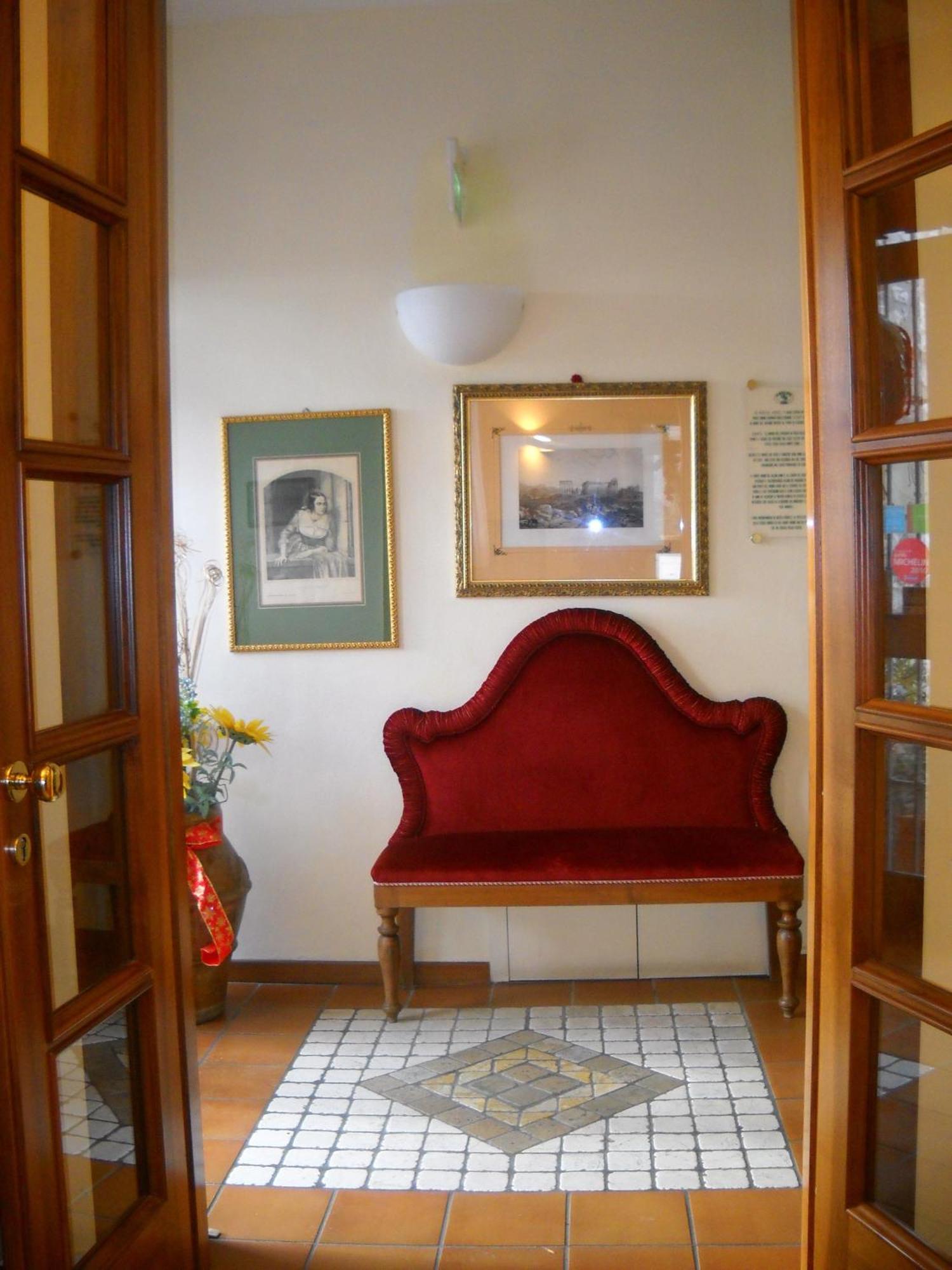 Hotel La Rocca กุบบีโอ ภายนอก รูปภาพ