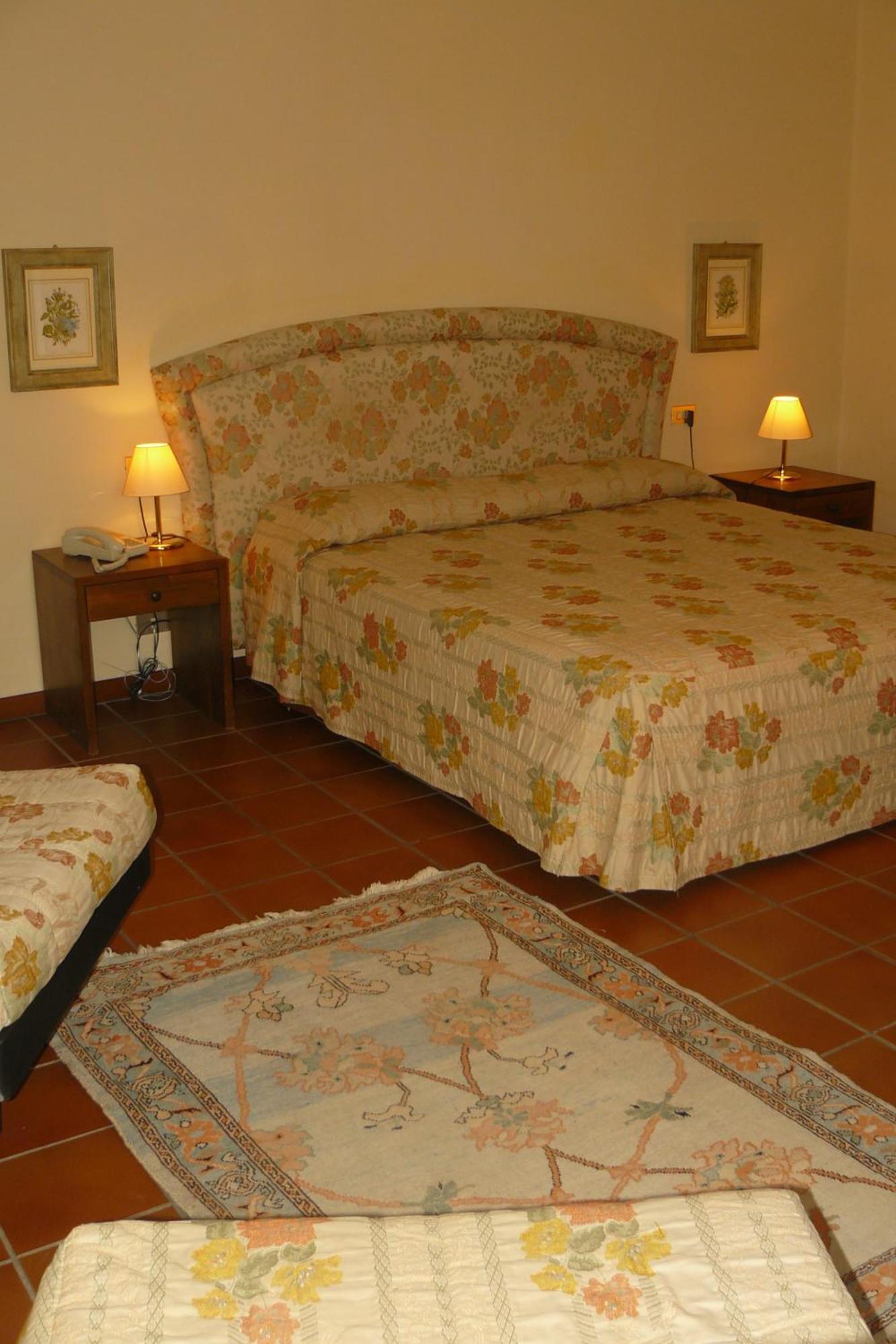 Hotel La Rocca กุบบีโอ ภายนอก รูปภาพ