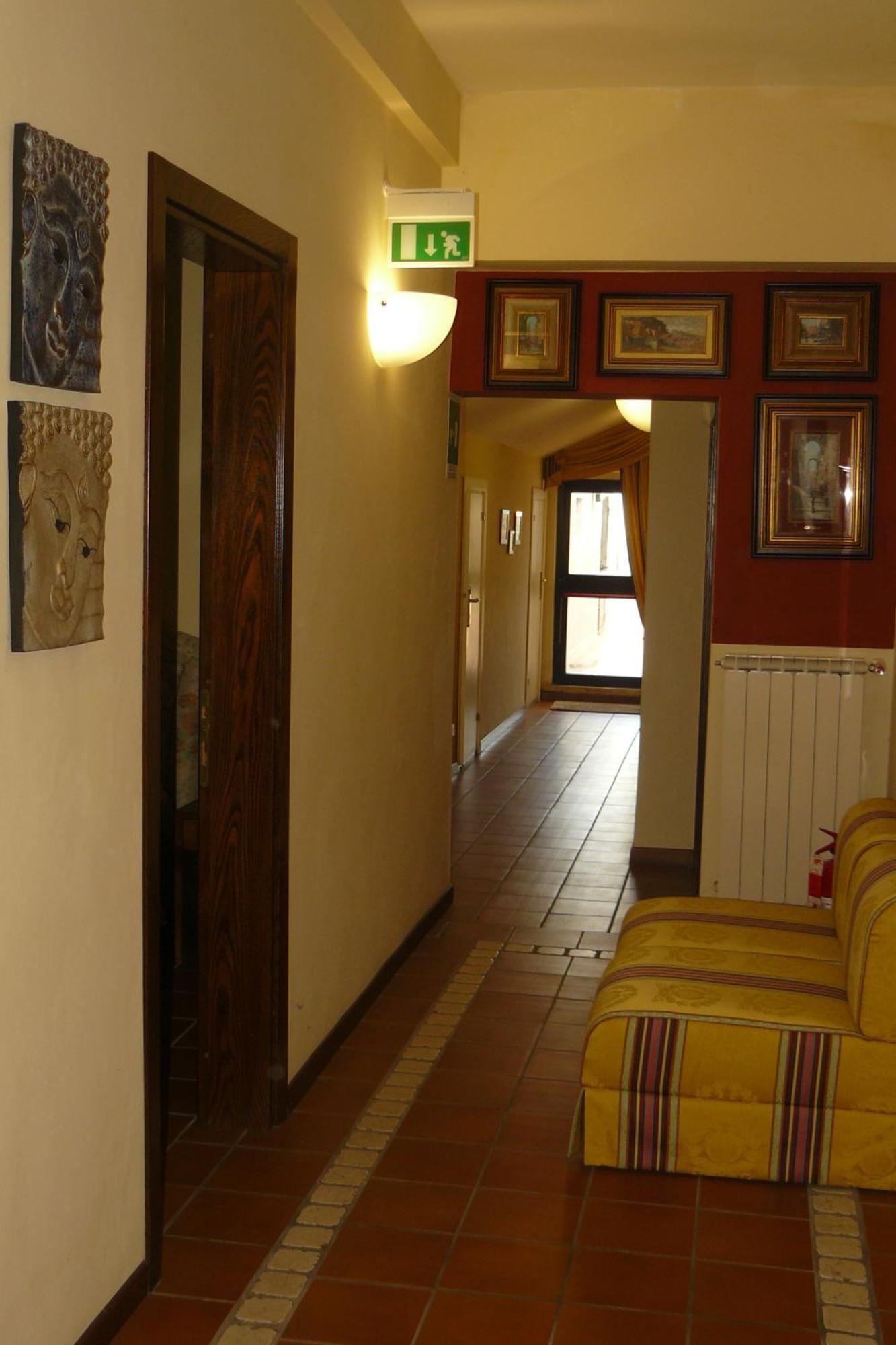Hotel La Rocca กุบบีโอ ภายนอก รูปภาพ