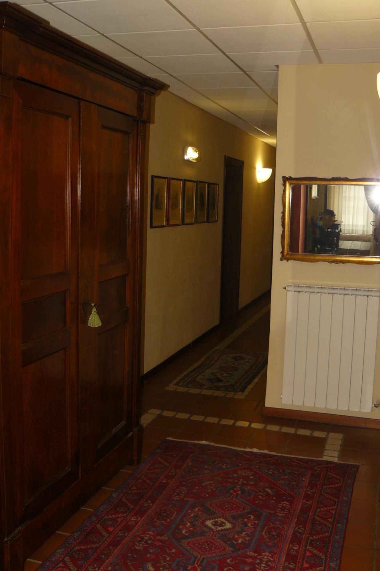 Hotel La Rocca กุบบีโอ ภายนอก รูปภาพ