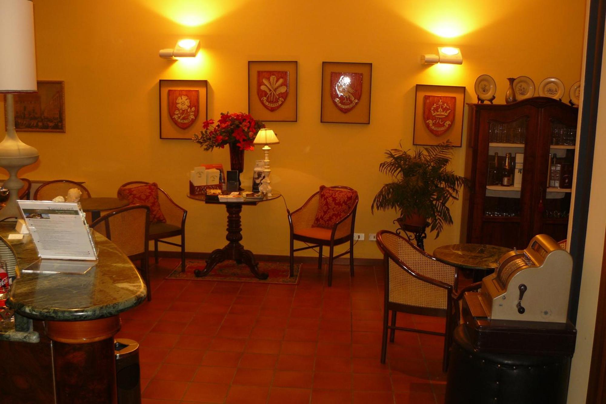 Hotel La Rocca กุบบีโอ ภายนอก รูปภาพ