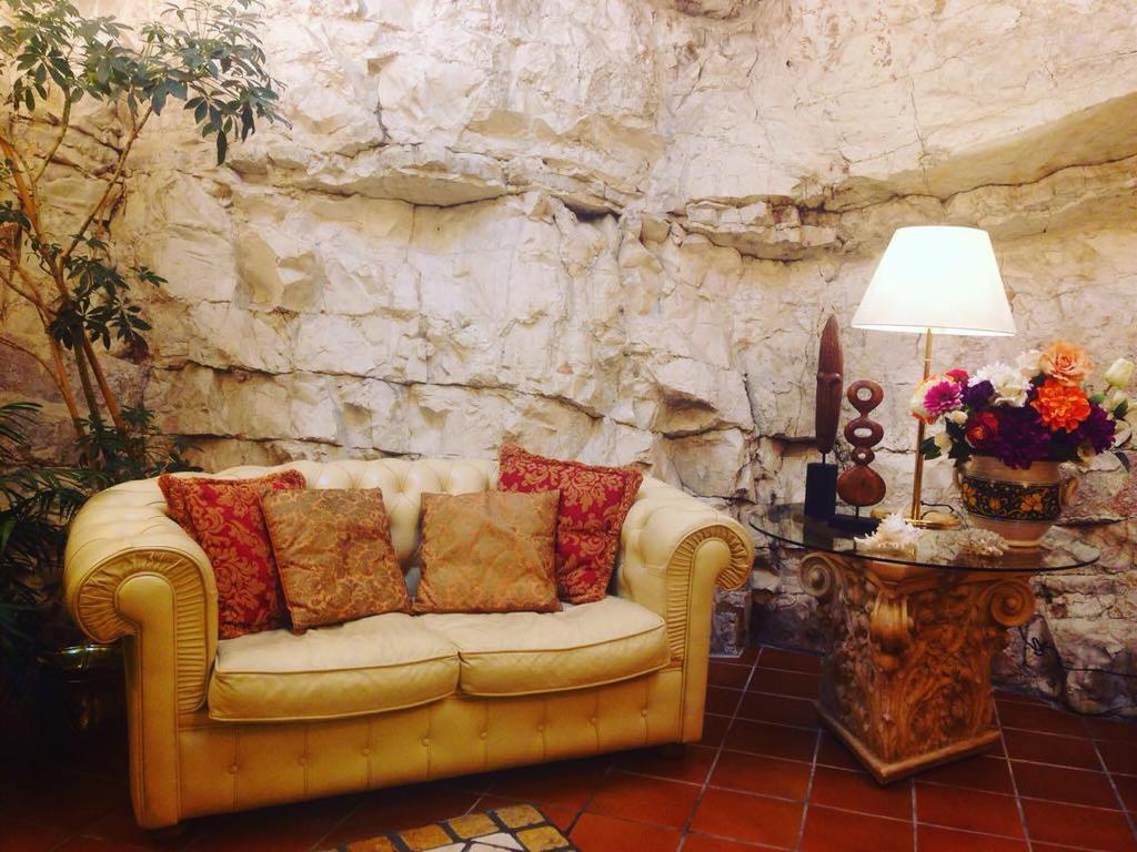 Hotel La Rocca กุบบีโอ ภายนอก รูปภาพ