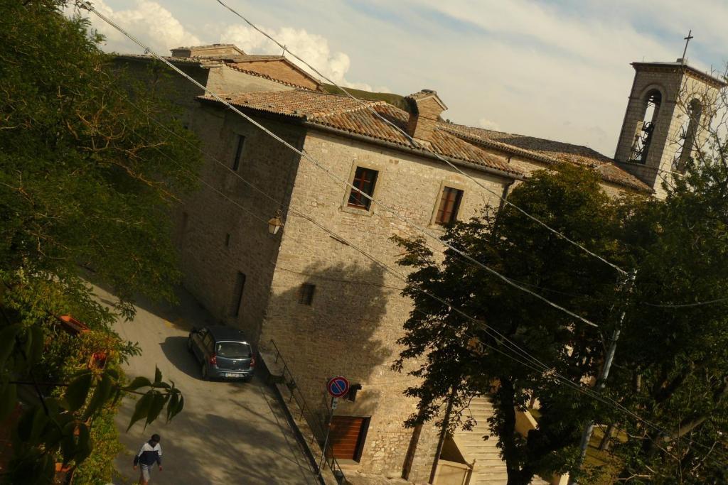 Hotel La Rocca กุบบีโอ ภายนอก รูปภาพ