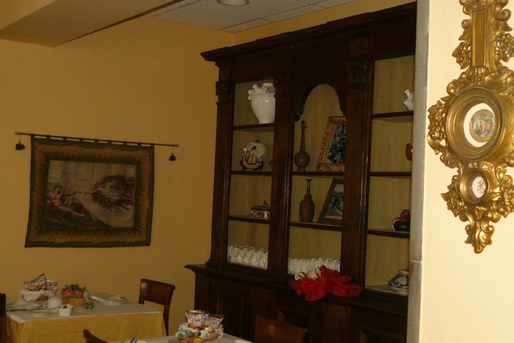 Hotel La Rocca กุบบีโอ ภายนอก รูปภาพ
